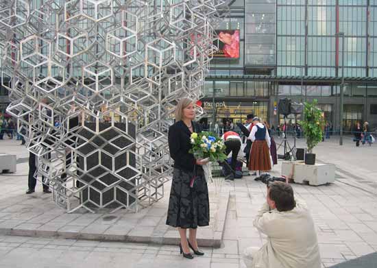 Taiteilija Eva Löfdahl Yrittäjäpatsaan edessä Kampin Narinkkatorilla vuonna 2006.